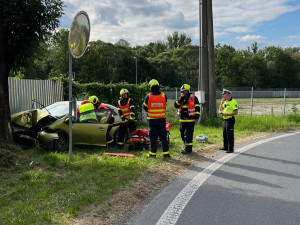 Řidič utrpěl těžké zranění, vyletěl ze silnice a čelně narazil s autem do stromu