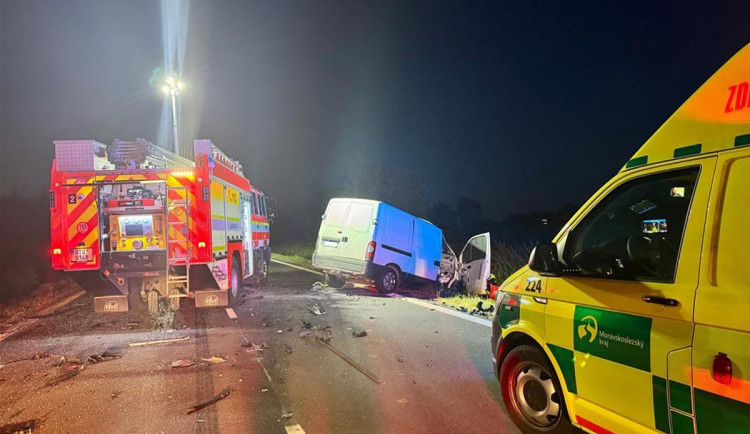 U Krnova zemřel řidič dodávky. Při předjíždění se střetl s kamionem