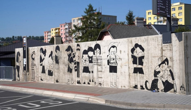 Bruntál je o něco veselejší, mural art zdobí autobusovou zastávku i fasádu domu