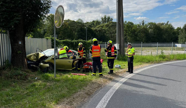 Řidič utrpěl těžké zranění, vyletěl ze silnice a čelně narazil s autem do stromu