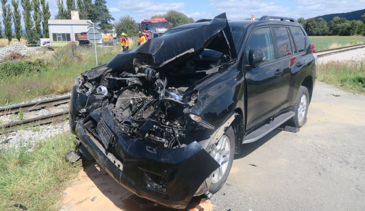 U Leštiny lokomotiva sešrotovala automobil. Z nehody posádka vyvázla jen se zraněním
