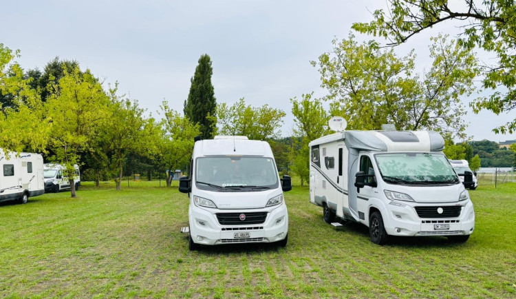 Cestovatelé mají obrovský zájem o parkování pro karavany u Škodalandu