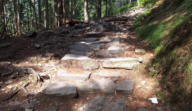 Turisté v Krkonoších za sebou nechávají odpadkovou spoušť, těm slušným to otráví výlet
