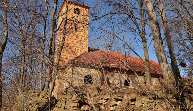 Dobrovolníci završí záchranu kostela v zaniklé obci na Bruntálsku