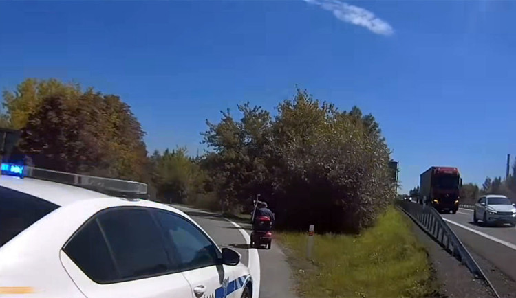 VIDEO: Seniorovi na elektrickém vozíku šlo o život. U Litovle najel na dálnici, dostal se i do protisměru