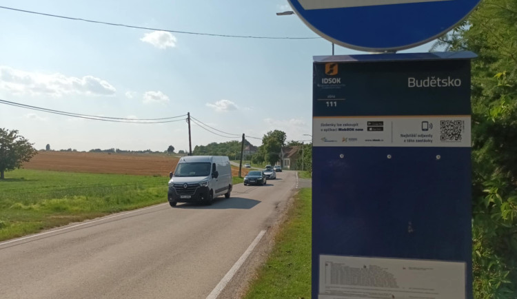 Řidiči to pustí z kopce a brzdí až v zatáčce. Obyvatele Ludéřova a Kandie trápí rychlost kamionů