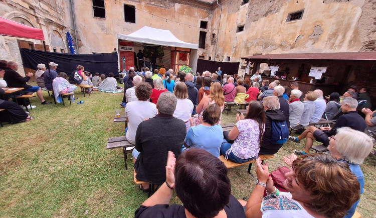 Festival v Čečovicích podpoří snahu nadšenců o opravu zdevastovaného zámku