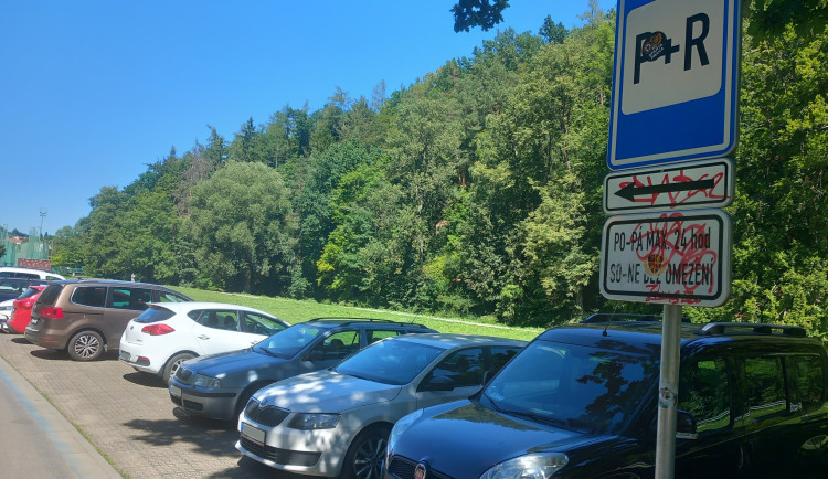 Parkování v Jihlavě XV: U letního kina se platilo, nyní je tam až 24 hodin zdarma