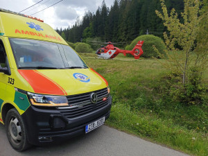 Cyklistku na hlavní silnici srazilo vyjíždějící auto, řidiče čeká trestní řízení
