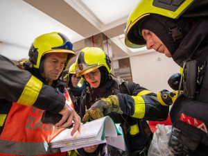 VIDEO: Hasiči prověřili své schopnosti při taktickém cvičení v Domě kultury Akord