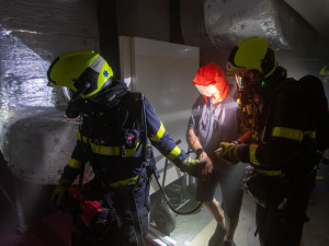 VIDEO: Hasiči prověřili své schopnosti při taktickém cvičení v Domě kultury Akord