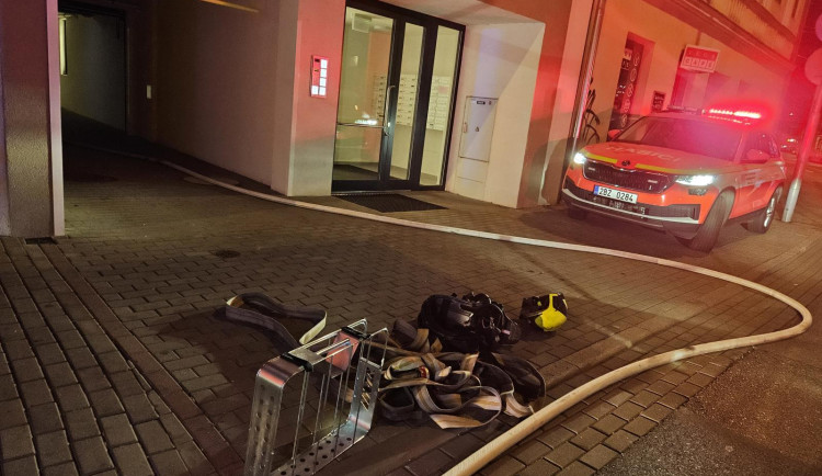 Požár bytu v Křenové ulici uvěznil ženu na balkoně, vyvedli ji hasiči