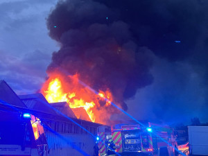V Ostravě hoří hala s odpadem, platí třetí ze čtyř stupňů požárního poplachu