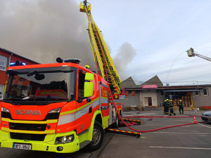 V Ostravě hoří hala s odpadem, platí třetí ze čtyř stupňů požárního poplachu