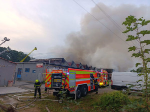 V Ostravě hoří hala s odpadem, platí třetí ze čtyř stupňů požárního poplachu