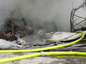 V Ostravě hoří hala s odpadem, platí třetí ze čtyř stupňů požárního poplachu