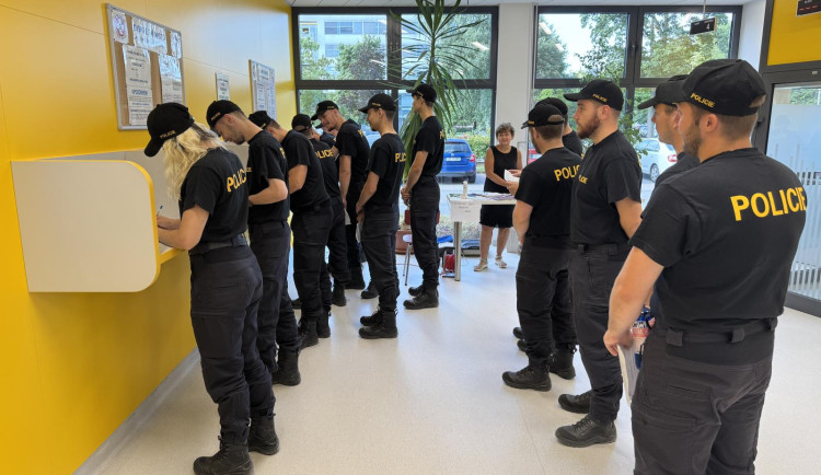 Policejní nováčci začali službu v Hradci darováním krve. Pomohli pacientům i inspirovali veřejnost