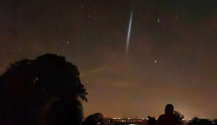 Světelná čára na noční obloze překvapila nejen na Hané. Na nebi zářilo palivo z rakety