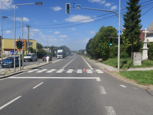 Řidič prosvištěl na červenou kousek od ženy s kočárkem, srazil jejího psa a ujel