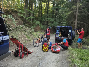 Mladý muž spadl v Beskydech z koloběžky, letěl pro něj vrtulník