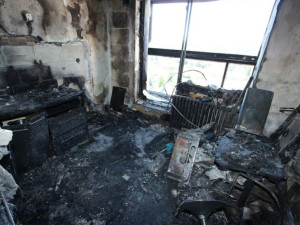 Panelový dům začal hořet kvůli varně na pervitin. Policie obvinila pět osob