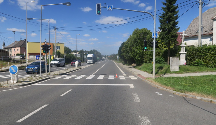 Řidič prosvištěl na červenou kousek od ženy s kočárkem, srazil jejího psa a ujel