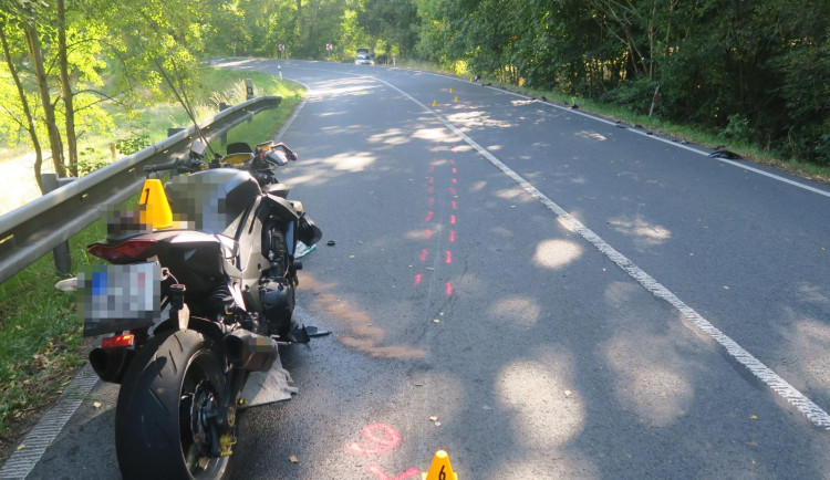 Na Sokolovsku se srazili dva motorkáři. Jeden z nich musel letecky do nemocnice