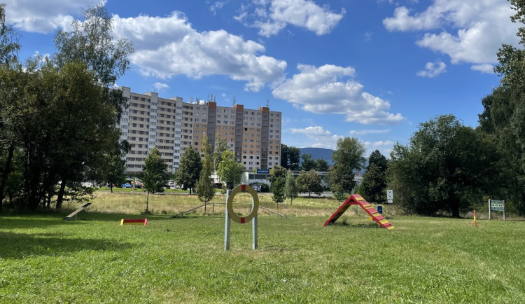 A co pejsci? Město opravilo cvičiště v Hlávkově a Broumovské ulici