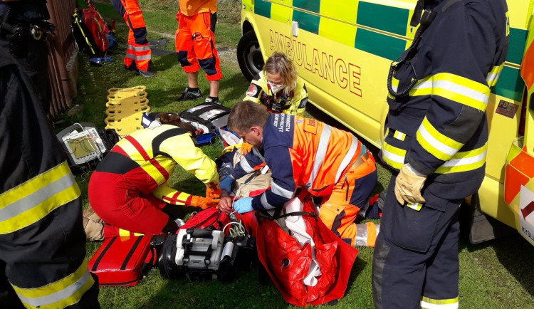 Mladík utrpěl při práci devastující smrtelné zranění. Záchranáři bojovali o jeho život 30 minut