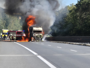 Řidičce na D1 hořel kamion. Z šoku ji dostávali policisté, kteří se vraceli ze školení