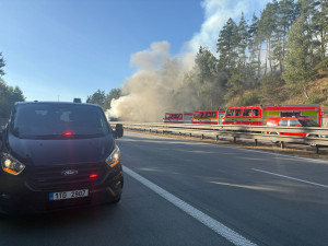 Řidičce na D1 hořel kamion. Z šoku ji dostávali policisté, co se vraceli ze školení