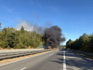 Řidičce na D1 hořel kamion. Z šoku ji dostávali policisté, co se vraceli ze školení