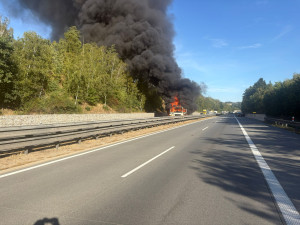 Řidičce na D1 hořel kamion. Z šoku ji dostávali policisté, co se vraceli ze školení