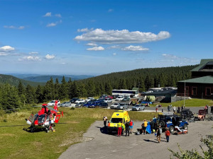 Střet cyklisty s mladou ženou na koloběžce, dívka utrpěla zranění zad a pánve