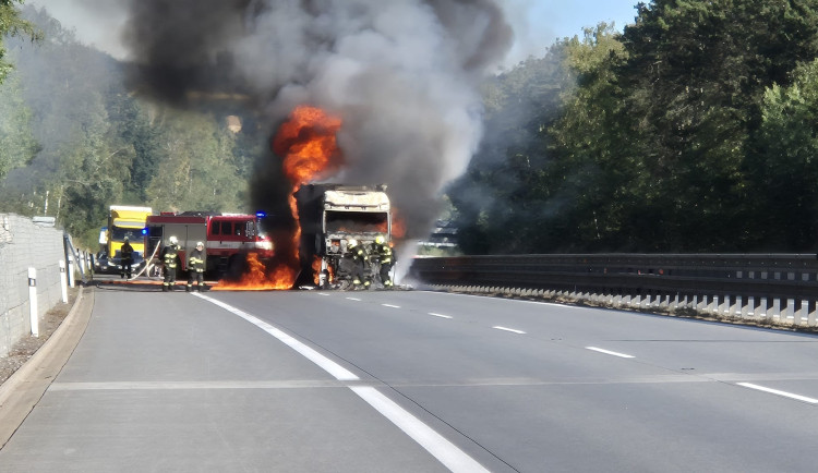 Řidičce na D1 hořel kamion. Z šoku ji dostávali policisté, co se vraceli ze školení