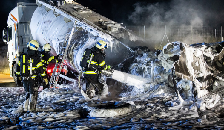 Dálnice D11 je po nočním požáru cisterny a po patnáctihodinové uzavírce znovu průjezdná