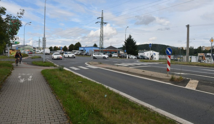 Rušnou křižovatku čekají změny, ovlivní průjezd vozů MHD i chodce