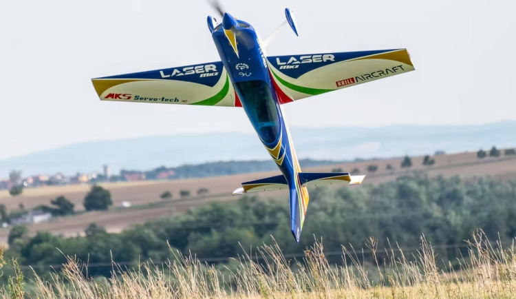 TIP NA VÍKEND: Letecká show nad Olomoucí. Do vzduchu zamíří obří modely i akrobatický pilot Kopfstein