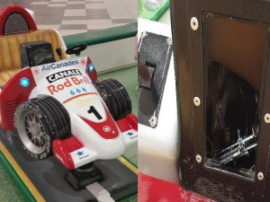 Z dětské houpací formule v nákupním centru si pachatel udělal bankomat