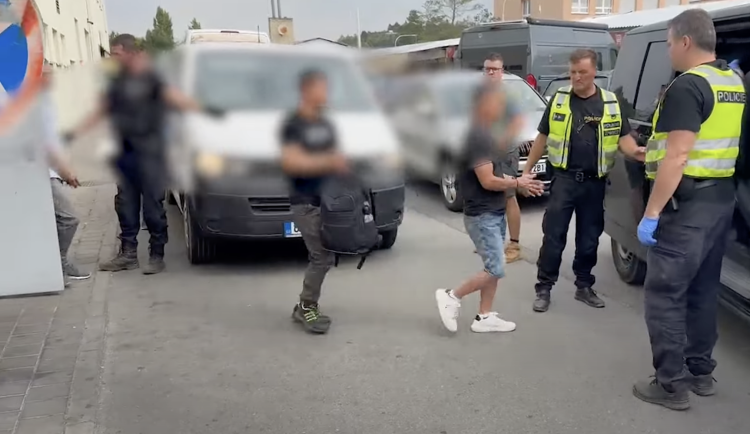 VIDEO: Policie odhalila v Olomoucké ulici v Brně nelegálně zaměstnané cizince