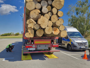 Policisté na D1 zastavili kamion se dřevem, byl přetížený o 7 tun