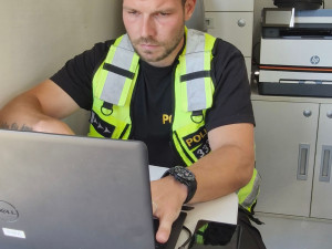 Policisté na D1 zastavili kamion se dřevem, byl přetížený o 7 tun