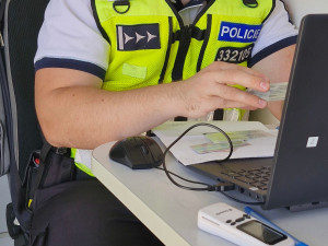 Policisté na D1 zastavili kamion se dřevem, byl přetížený o 7 tun