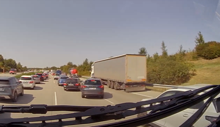 VIDEO: Řidiči zmatkovali a zdržovali hasiče, kteří spěchali k vážné nehodě na Přerovsku