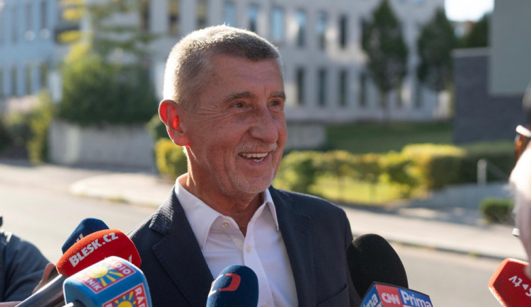 Babiše udeřil občan na mítinku kovovým předmětem do hlavy, byl v nemocnici