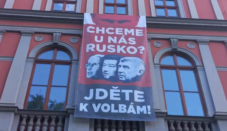 Plakát skupiny Kaputin s českými politiky a Putinem doputoval do Opavy