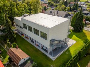 Chlebovice se radují z nové tělocvičny. Nad školkou ji nesou sloupy