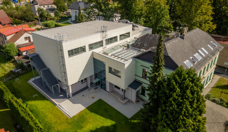 Chlebovice se radují z nové tělocvičny. Nad školkou ji nesou sloupy