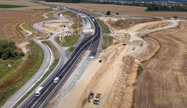 VIDEO: D35 u Olomouce z výšky. Druhá polovina obchvatu se otevře koncem listopadu