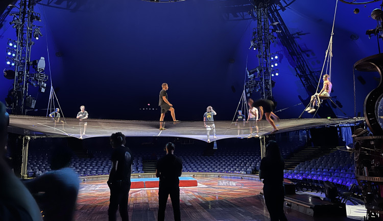 Více než čtyři sta rekvizit a špičkové zázemí. Nahlédněte do zákulisí Cirque du Soleil